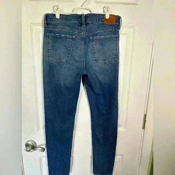 Lucky Brand Brooke Skinny Jean. Size 6/28. Medium wash denim. - Picture 9 of 11